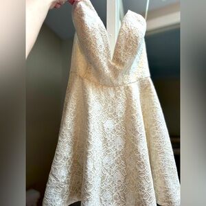 I am selling my wedding dress,it’s only been worn once it’s Windsor size medium